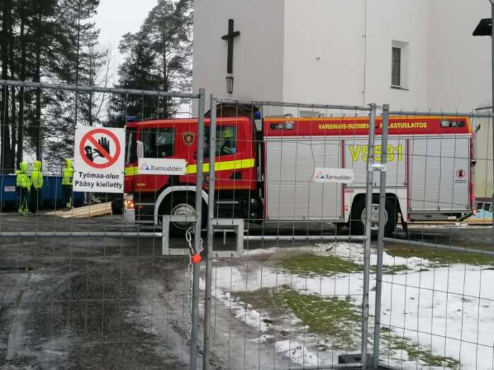 Kosken VPK sai torstaina 23.1.2025 hälytyksen Kosken kirkkoon. Kuva: Simo Päivärinta.