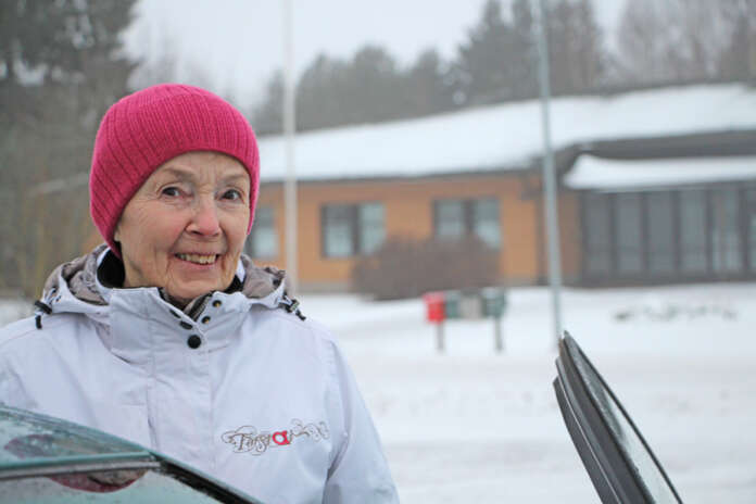 Marjo Sointulaa surettaa autottomien yläneläisten kohtalo. He joutuvat turvautumaan terveyspalveluihin päästäkseen taksikyytiin. Taustalla siintää Yläneen terveysasema.