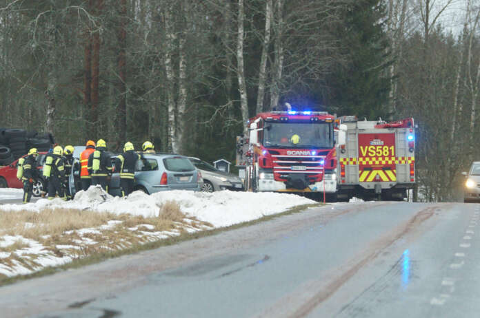 Palokuntalaisten ympäröimästä henkilöautosta nousi vaaleaa savua. Kuva: Simo Päivärinta.