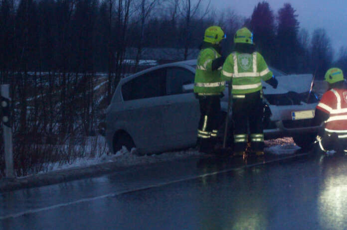 Henkilöauton kuljettaja selvisi peurakolarista tiettävästi lievin vammoin, mutta autoon tuli mittavat vahingot. Peura kuoli törmäykseen. Kuva: Simo Päivärinta.