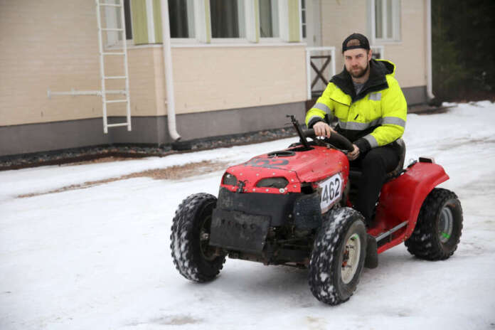 Viljami Viitasalon ruohonleikkuri kiihtyy parhaimmillaan 70 kilometrin tuntivauhtiin. Laitteella on ajettu kilpaa 10 vuotta, mutta moottori on vaihdettu jo moneen kertaan.