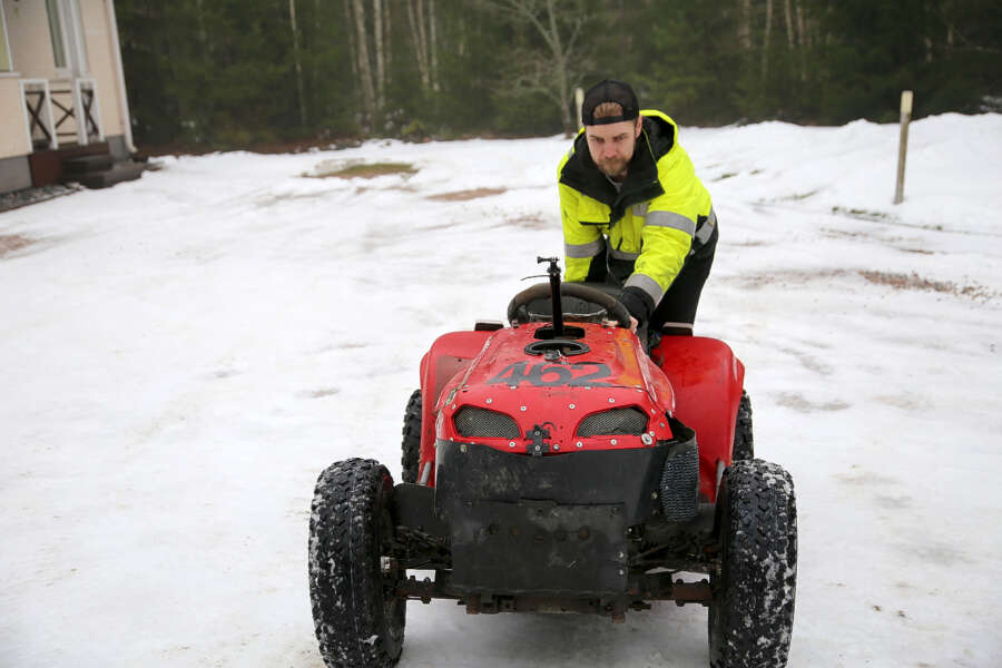 Parisataa kiloa painavaa laitetta ei pitkiä matkoja työnnellä.