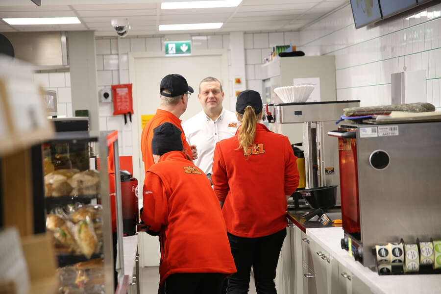 Huoltamoyrittäjän Kalle Saarisen pikapalaveri työntekijöiden kanssa. Työntekijämäärä ympärivuorokauden auki olevalla huoltamolla on yrittäjän mukaan samaa luokkaa kuin huoltamon alkuvuosina.