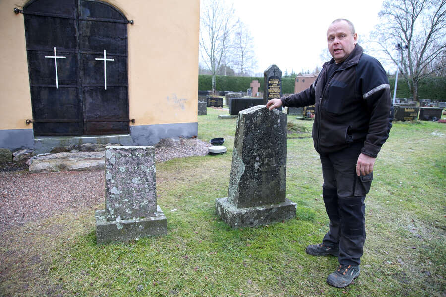 -Kun tällaiset vanhat haudat, joiden hautakivien tekstikin on jo kadonnut, palautuvat seurakunnalle, voidaan hautapaikka luovuttaa uudelleen käyttöön sillä ehdolla, että samat kivet käytetään uudelleen. Tämä siksi, ettei hautausmaan yleisilme muutu, Salon seurakunnan seurakuntamestari Arto Lehtovirta kertoo Marttilan hautausmaalla vieraillessaan.