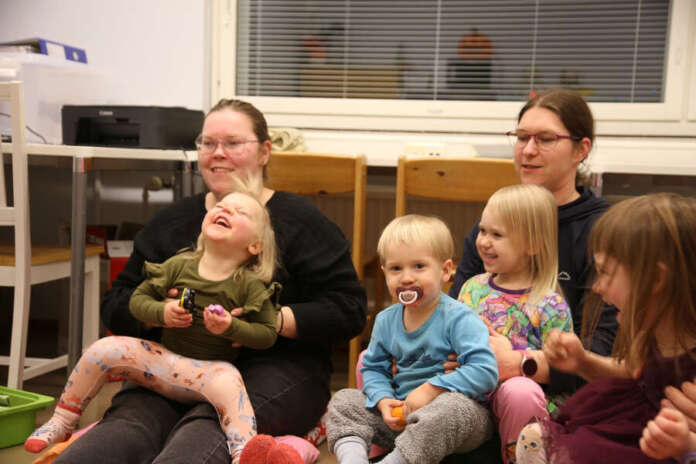 Heidi Haapanen (vas.) ja Seela Lähde, Jasper ja Julia Ahola äitinsä Anne Romppaisen kanssa sekä Lilith Hanhonen ottivat ilon irti muskarituokiosta. Tutut laulut saivat lapsilta varauksettoman hyväksynnän.