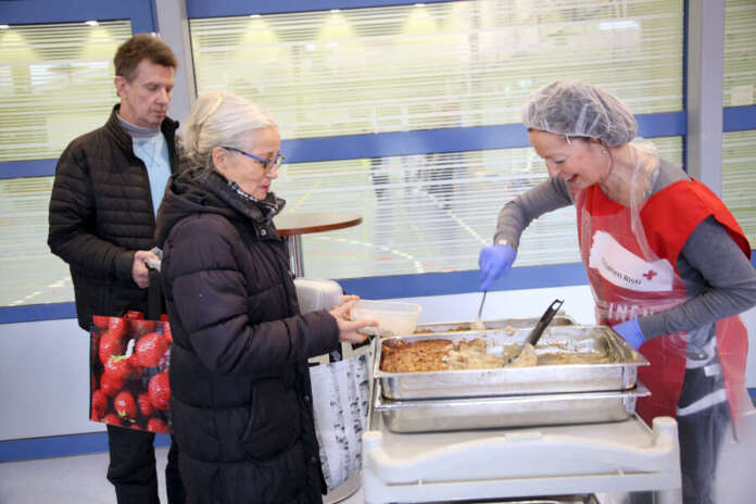 Katja Tuohimaa toimii vapaaehtoisena ruuan jakelijana Aurassa. Elina Jalkanen iloitsee yksineläjänä maukkaasta kouluruuasta. Markku Laakso taas hakee ruokaa sekä itselleen että ammattikoulussa opiskelevalle pojalleen.