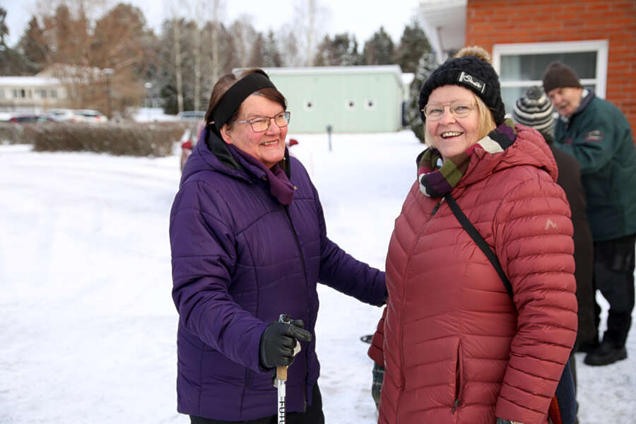 Marjo-Riitta Nukarinen (vas.) on Eläkeliiton Pöytyän yhdistyksen edellinen ja Terhi Jänesniemi nykyinen puheenjohtaja.