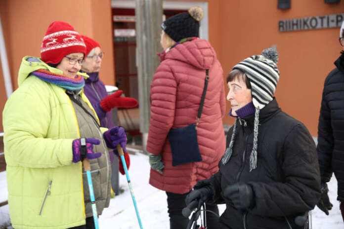 Merja Lammi (vas.) ja Antonina Jokela ovat valmiina aamulenkille. Pöytyän 50 vuotta täyttävä Eläkeliiton yhdistyksen väki ulkoilee joukolla kerran kuukaudessa. Lenkki toteutetaan yhdessä seurakunnan kanssa ja mukaan haetaan myös Riihikodin asukkaita.