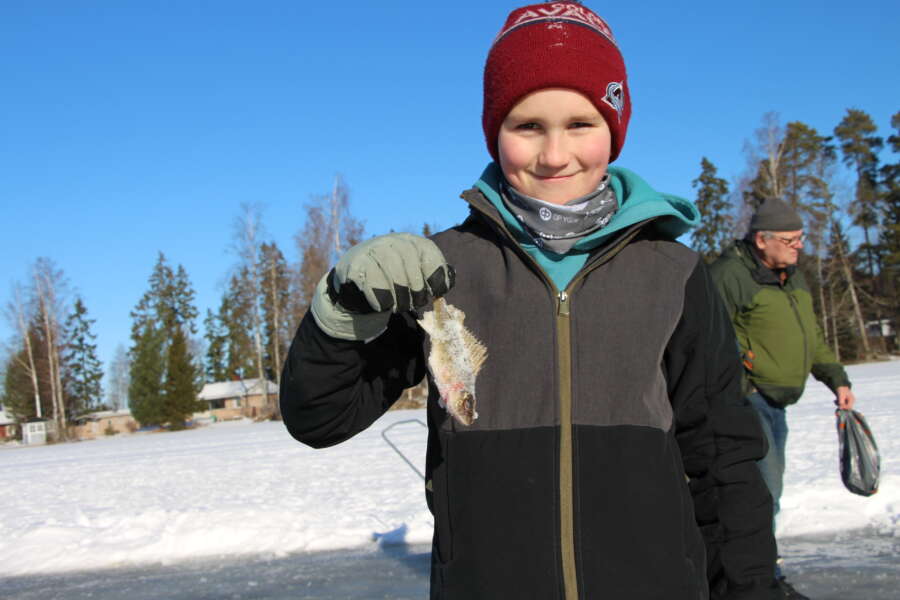 Elmeri Rantasalo nautti Kalikan Talvipäivässä jääkarusellin kyydistä ja lisäksi hän onnistui nappaamaan pilkillä kiisken.