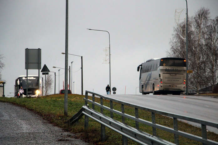 Auran kunnanvaltuusto hyväksyi 17.6.2024 talouden tasapainottamisohjelman. Siinä todettiin yhdeksi säästökeinoksi koulu- ja esiopetuskuljetusrajan nosto perusopetuslain mukaiseen viiteen kilometriin.