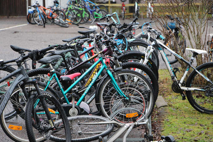 Hyvinvointikertomuksen mukaan auralaisten lasten ja nuorten toimintakyky on kohentunut. Kuvassa on polkupyöriä Auran yhtenäiskoulun pihalla.