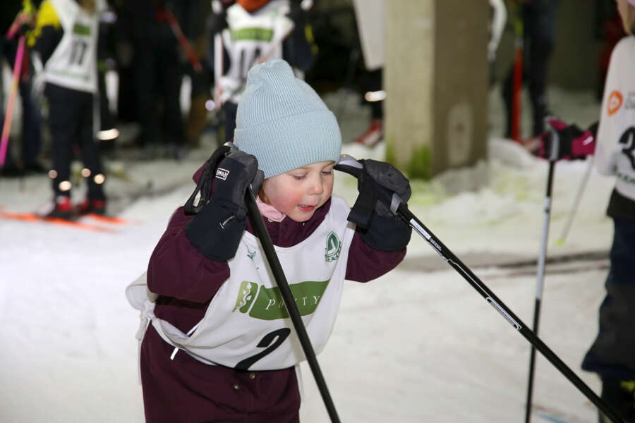 Frida Ilmonen, 3, on nuoresta iästään huolimatta jo kokenut hiihtäjä.Omassa N4-sarjassaan tytöllä ei ollut kilpakumppaneita, joten ensimmäinen sija oli taattu.