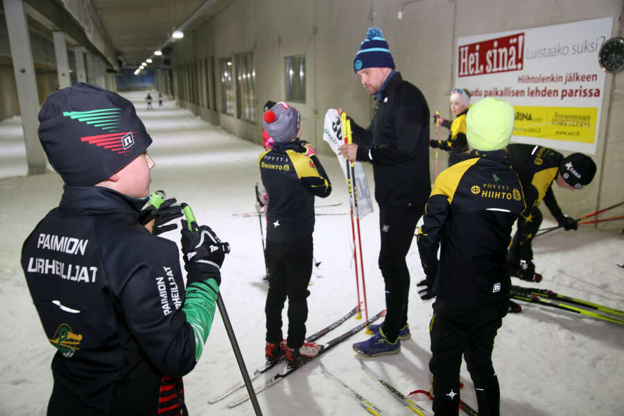 Otso Akkola auttoi kilpailunumeroa M10-sarjassa hiihtäneen poikansa Nooan ylle. 