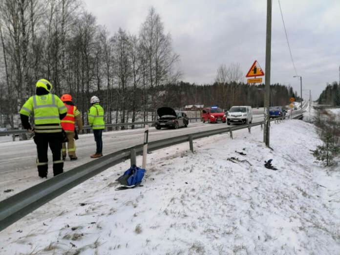 Pelastuslaitos ohjasi liikennettä onnettomuuspaikalla valtatie kymmenellä, Tarvasjoen SEO:n kohdalla. Kuva: Simo Päivärinta.