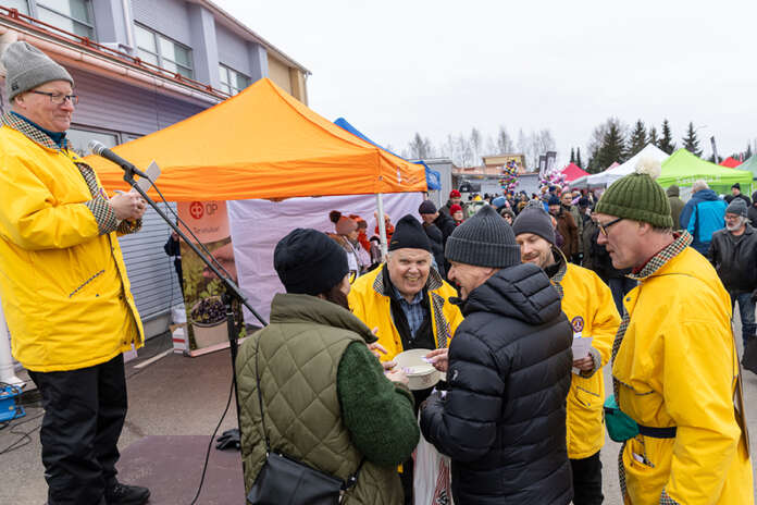 Auran markkinoilla oli maaliskuussa 2024 runsaasti väkeä. Leijonat arvelevat, että ainakin myyjiä on nyt tulossa enemmän kuin viime vuonna. Kuva: Risto Kuitunen.