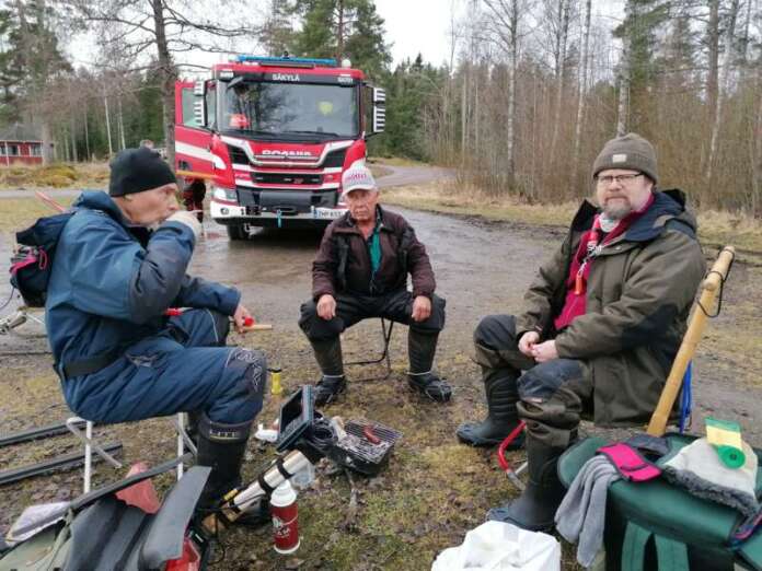 Pekka Rantanen, Lauri Sahlstedt ja Jari Mäki pelastivat Valasrannan edustalla jäihin vajonneen pariskunnan.